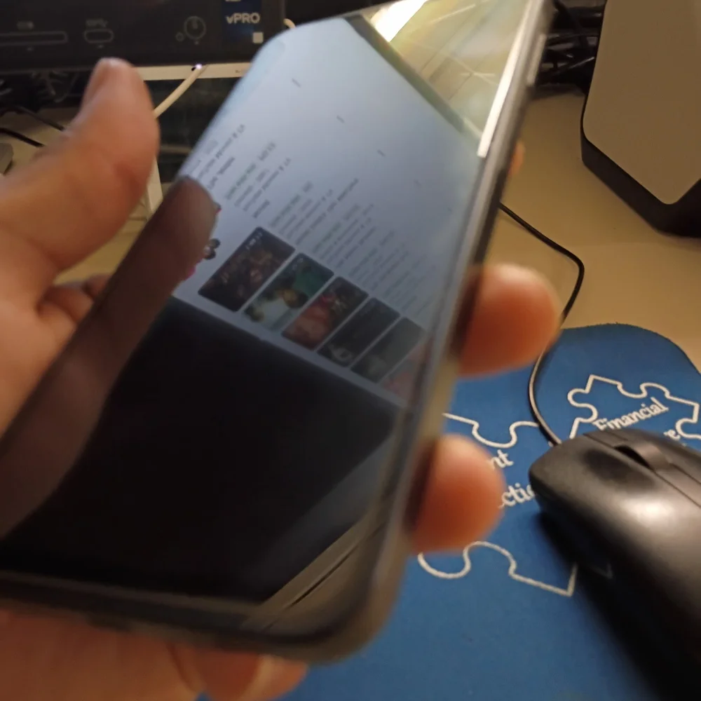 Samsung Smartphone in Black No Drops No Dents No Scratches